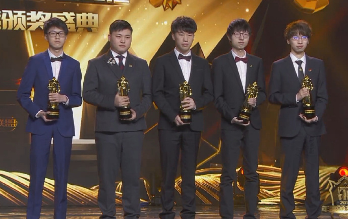 JDG险胜MAD,Uzi成为全场焦点成都决赛之夜3:2(成都) JDG险胜MAD,Uzi成为全场焦点成都决赛之夜3:2(成都)